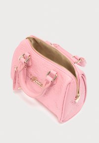 Μικρή ροζ τσάντα χειρός από υλικό συνθετικής υφής, με μεταλλικά στοιχεία σε χρυσό τόνο, διπλές λαβές και επάνω φερμουάρ με λεπτομέρεια λογότυπου.