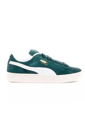 Sneaker Puma in camoscio verde scuro con striscia bianca e suola bianca, logo Puma dorato e lacci, vista laterale su sfondo bianco.