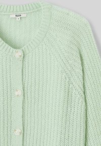 Cardigan en tricot vert clair avec col en V, doté de trois boutons nacrés et d'un motif texturé. Matière douce et légère.