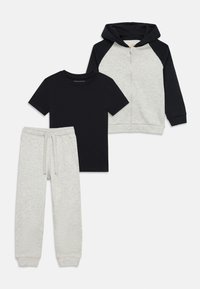 Σετ τριών παιδικών ενδυμάτων: μαύρο κοντομάνικο t-shirt, γκρι φούτερ με φερμουάρ και μαύρα μανίκια, και γκρι φόρμα με κορδόνι στη μέση.