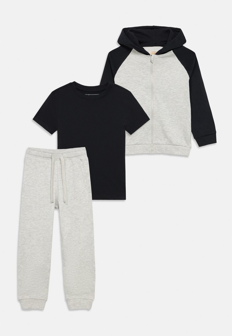 Σετ τριών παιδικών ενδυμάτων: μαύρο κοντομάνικο t-shirt, γκρι φούτερ με φερμουάρ και μαύρα μανίκια, και γκρι φόρμα με κορδόνι στη μέση.