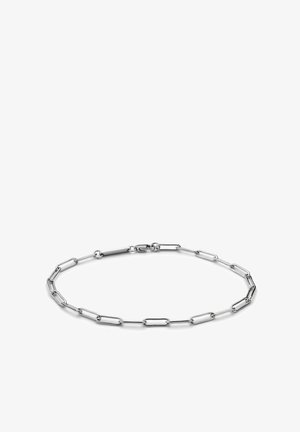 Sølvkæde med aflange ovale led og en lås med hummerklør på hvid baggrund.