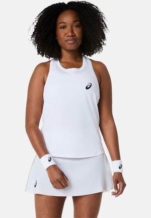 Biała sportowa koszulka na ramiączkach z okrągłym dekoltem i siateczkową fakturą. Do kompletu biała spódnica i opaski na nadgarstki z czarnym logo.