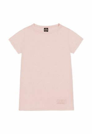 T-shirt in cotone rosa chiaro con collo rotondo, maniche corte e un dettaglio del logo in rilievo nella parte inferiore sinistra del davanti. Texture liscia.