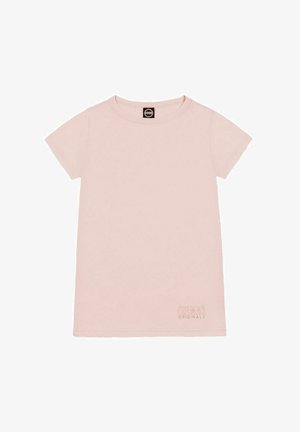 T-shirt in cotone rosa chiaro con collo rotondo, maniche corte e un dettaglio del logo in rilievo nella parte inferiore sinistra del davanti. Texture liscia.