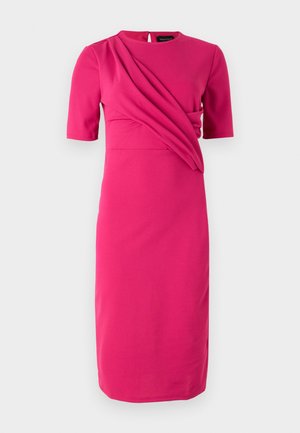 Abito fucsia realizzato in tessuto morbido, con maniche corte, scollatura rotonda e dettagli drappeggiati sul busto.