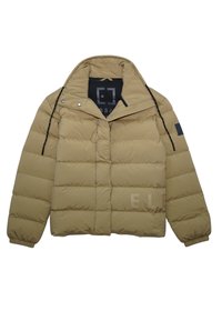 Béžová puff jacket so zašívaním v horizontálnych pruhoch, vysokým golierom so zapínaním na patentky a sťahovacou šnúrkou, písmenovou značkou na ľavom rukáve a elastickými manžetami.