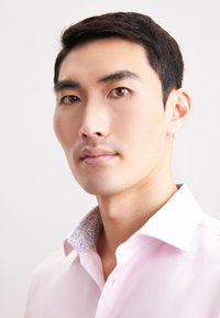 Lichtroze shirt met een gestreepte blauw-witte kraag, zachte textuur, slim fit ontwerp en subtiele stikdetails. Korte mouwen, geen graphics.