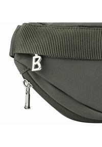 Borsa grigia in nylon con una tracolla in tessuto scuro testurizzato, caratterizzata da un accento argento a forma di 'B' e una chiusura con zip. Texture liscia e forma arrotondata.
