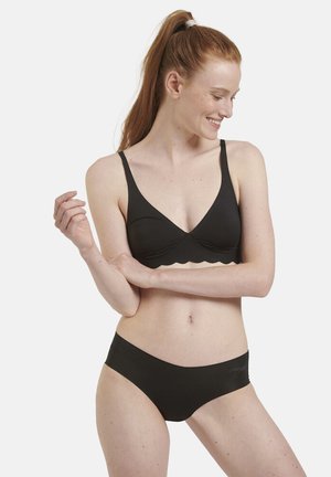 Zwarte bikini set met een triangulaire bralette met dunne bandjes en een gegolfde rand, gecombineerd met een bijpassende low-rise onderkant. Glad materiaal.