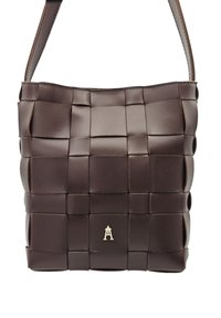 Sac à main en cuir marron avec un design tressé, comportant un logo doré subtil à l'avant et une seule bandoulière.