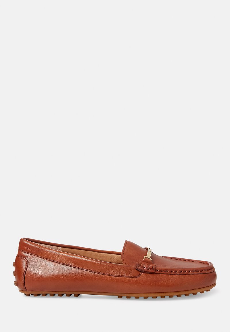 Καφέ δερμάτινοι loafers με σχέδιο moccasin, που διαθέτουν ραμμένη λεπτομέρεια και χρυσό μεταλλικό αξεσουάρ στο πάνω μέρος.