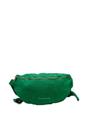 Sac banane en tissu vert avec fermeture éclair dorée et sangle réglable, étiqueté « Craie Studio », présenté sur fond blanc.