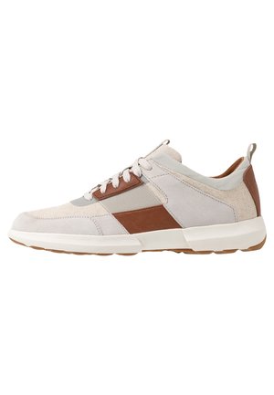 Casualowe niskie sneakersy z beżową siateczką i zamszem, brązowymi skórzanymi akcentami, białymi sznurowadłami i białą gumową podeszwą z brązowym bieżnikiem.