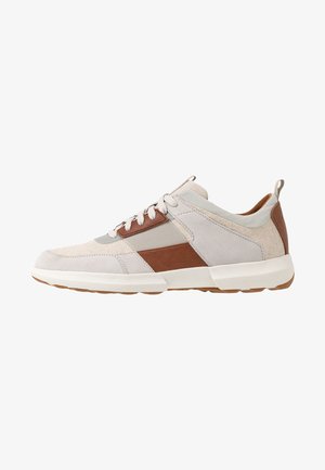 Casualowe niskie sneakersy z beżową siateczką i zamszem, brązowymi skórzanymi akcentami, białymi sznurowadłami i białą gumową podeszwą z brązowym bieżnikiem.