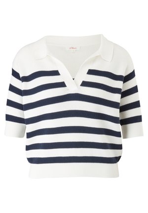 Personne portant un haut en maille à rayures blanches et bleu marine, manches jusqu'au coude, et un jean en denim bleu foncé taille haute, sur un fond uni.