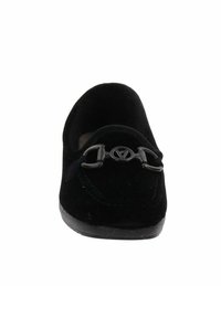 Scarpa slip-on in velluto nero con punta arrotondata, superficie testurizzata e dettaglio decorativo in metallo nero sulla parte anteriore. Suola flessibile per un maggiore comfort.