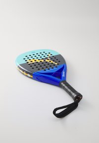 Pagaia blu con testa rotonda, manico nero texturizzato e design giallo. Presenta più fori per ridurre la resistenza dell'aria e una cinghia di presa.