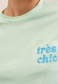 Mango Triko s potiskem - light green