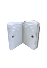 Portafoglio in pelle bianca, chiusura con zip, più scomparti per carte, accenti in oro visibili, logo stampato all'interno, texture liscia.