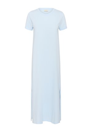 Robe bleu clair, à manches courtes, longueur cheville, avec un col rond et des fentes latérales sur fond blanc.