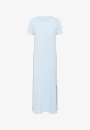 Robe bleu clair, à manches courtes, longueur cheville, avec un col rond et des fentes latérales sur fond blanc.