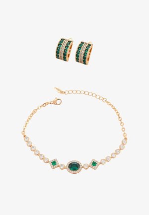 Gouden armband met smaragd- en diamantaccenten, met een kettingontwerp. Bijpassende gouden oorringen met groene en heldere stenen.