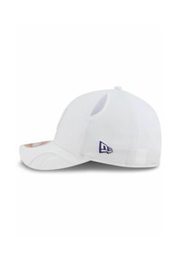 Weißer Baseballcap mit gebogenem Schirm, Netz-Seitenpaneelen und lila Logo auf der rechten Seite. Der Stoff hat eine glatte Textur.