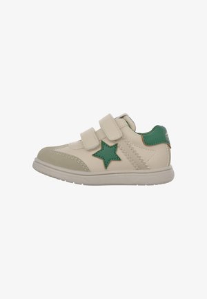 Baskets enfant crème et vertes avec deux bandes Velcro et une étoile verte sur le côté.