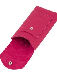 Fuchsia læder etui med tekstureret ydre og blødt suede indre, med trykknaplukning og indre lommer til organisering.