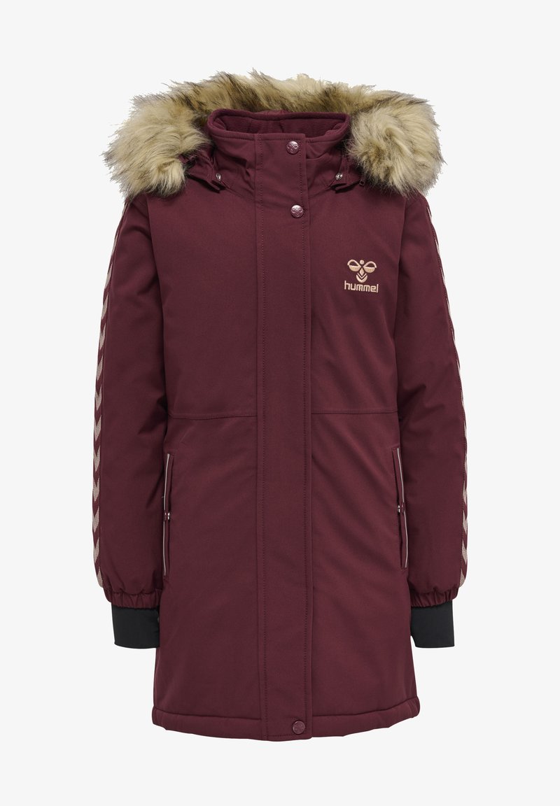 Mørkerød parka jakke med faux fur hætte, elastiske manchetter, sidelommer med lynlås og mønstrede detaljer langs ærmerne.