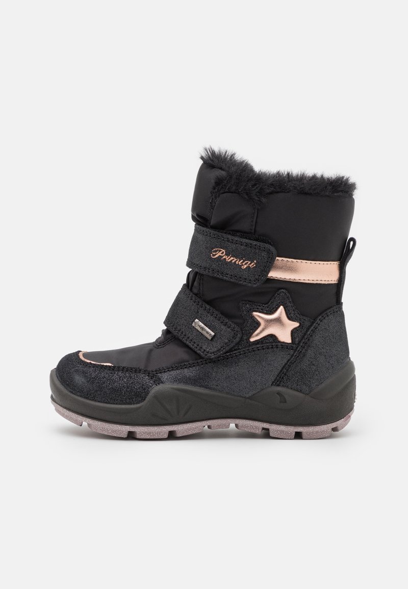 Botte d'hiver noire pour tout-petit avec détail étoile rose, deux bandes Velcro, doublure en fausse fourrure et semelle texturée pour une utilisation en extérieur.