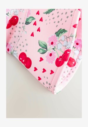 Rózsaszín kozmetikai tasak sima anyagból, cseresznye- és virágmintával, piros szívekkel és zöld levelekkel díszítve, varrott szélekkel.