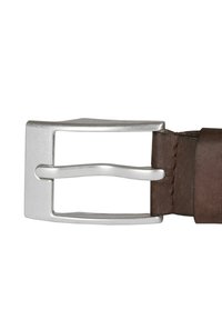 Brun läderbälte med en matt silver rektangulär spänne, med en rak pigg och en slät yta längs remmen.