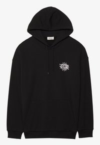 Černá mikina s kapucí vyrobená z bavlněné směsi. Má přední kapsu, kapuci se stahovací šňůrkou a bílou grafiku na levé části hrudi. Úzké manžety a lem.