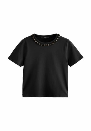 Sort kortærmet cropped top med rund halsudskæring, der har en dekorativ sort og guldkæde-detalje.