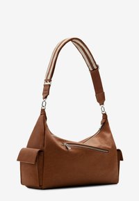 Borsa a spalla in pelle marrone con design morbido, tasca frontale con zip, tasca laterale e tracolla regolabile a righe in crema e marrone.