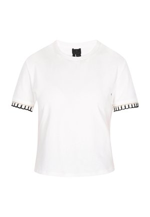 T-shirt bianco a maniche corte realizzato in cotone, con scollo rotondo e rifiniture in frange nere e beige sulle maniche.