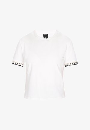 Valge lühikeste varrukatega T-särk, mis on valmistatud puuvillast, ümmarguse kaelusega ja musta-beeži tikkimisega varrukatel.