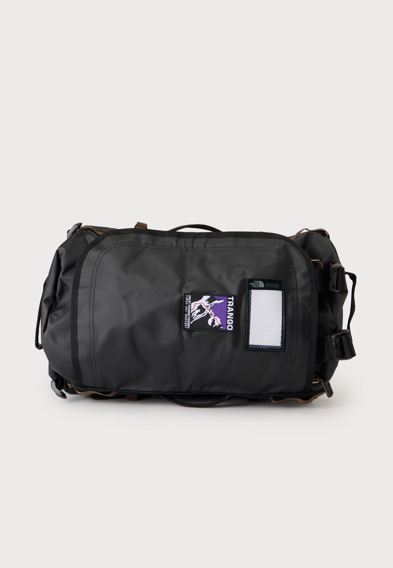 Μαύρη ορθογώνια τσάντα duffel με πατσε Trango αναρρίχησης και λευκή ετικέτα, εμφανίζεται σε απλό ανοιχτό φόντο.