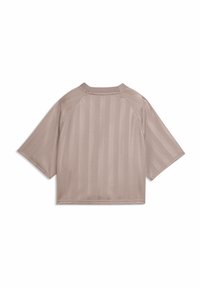 Τοπ με κοντά μανίκια σε χρώμα τάουπ με διακριτικές κάθετες ρίγες και στρογγυλή λαιμόκοψη, τοποθετημένο επίπεδο σε λευκό φόντο.