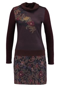 Robe bordeaux foncé avec un col drapé, des manches côtelées et des broderies florales de différentes couleurs sur la jupe. Tissu doux et texturé.