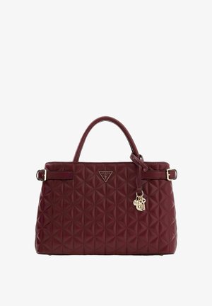 Sac à main matelassé bordeaux avec une poignée supérieure, des ferrures dorées, le logo de la marque et un porte-clés décoratif attaché sur le côté.