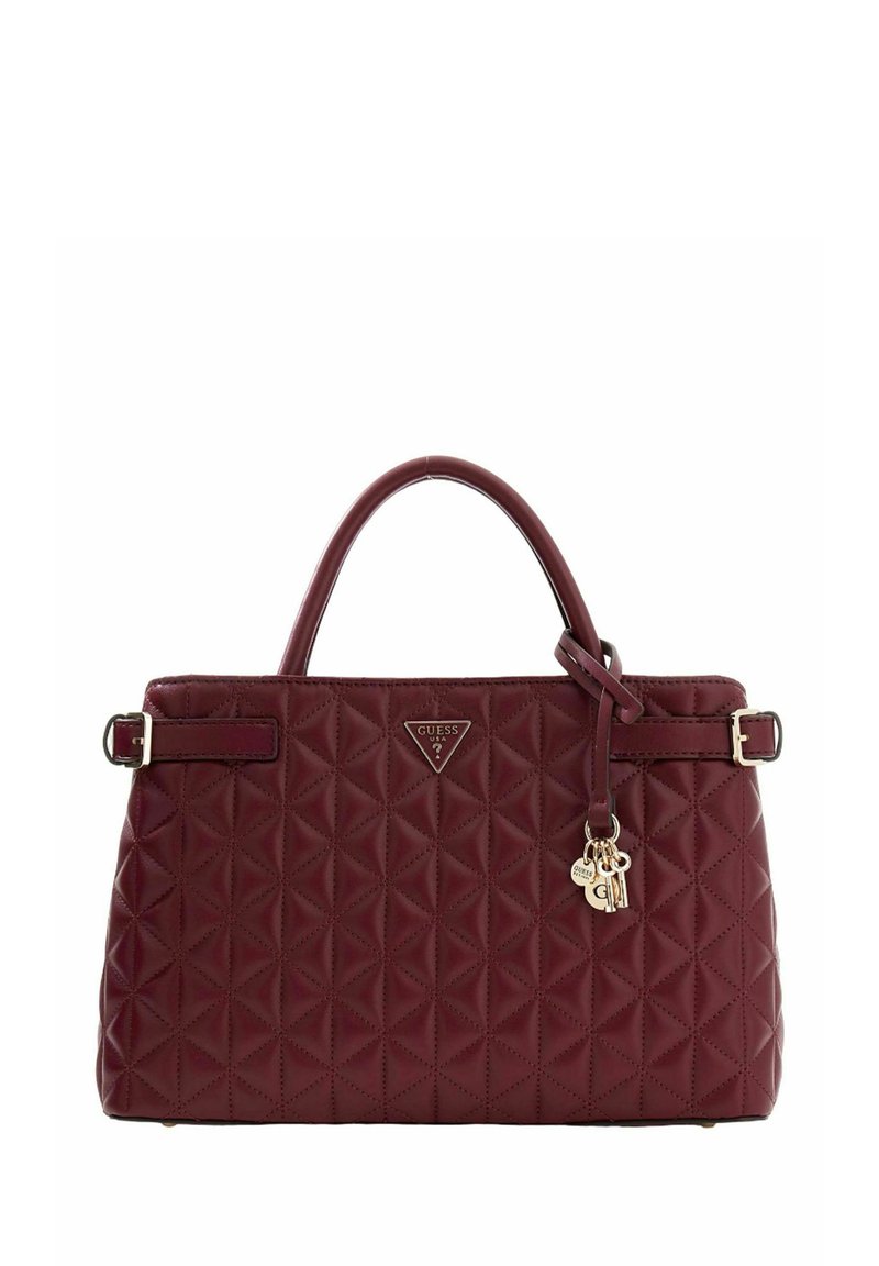 Sac à main matelassé bordeaux avec une poignée supérieure, des ferrures dorées, le logo de la marque et un porte-clés décoratif attaché sur le côté.