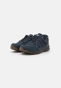 Scarpe da ginnastica blu navy con parte superiore in mesh e sintetico, suola in gomma multidirezionale e occhielli rinforzati per i lacci.