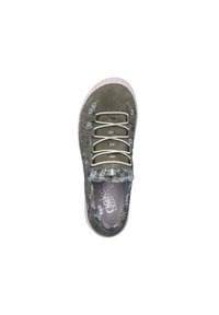 Chaussure en daim vert avec des éléments floraux décoratifs, des lacets élastiques et une semelle rembourrée. Présente une bordure texturée et à motifs le long du bord supérieur.