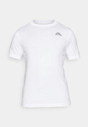 Valge puuvillane t-särk lühikeste varrukatega, ümmargune kaelus ja väike must Kappa logo vasakul rinnal. Sile tekstuur ja klassikaline sobivus.