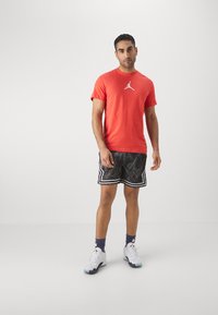 Jordan JUMPMAN SHORT SLEEVE CREW - Camiseta deportiva - lobster/dune red