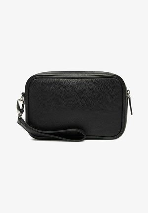 Sort læder rektangulær pose med en tekstureret overflade, lynlås lukning og en aftagelig håndledsrem. Enkel, funktionel design.