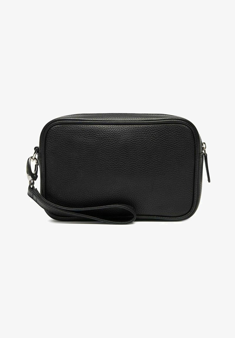 Musta nahkainen suorakulmainen pussi, jossa on teksturoitu pinta, vetoketjukiinnitys ja irrotettava rannekahva. Yksinkertainen, toimiva muotoilu.